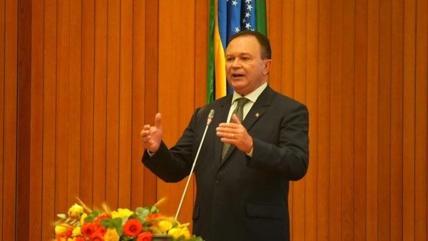 Governador do Maranhão  Carlos Brandão não tem previsão de retomar suas atividades profissionais .